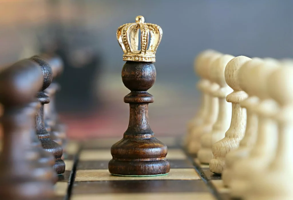 Les Certifications ISO Stratégiques pour l’Afrique A brown pawn with a crown stands prominently on a chessboard, symbolizing strategic play.